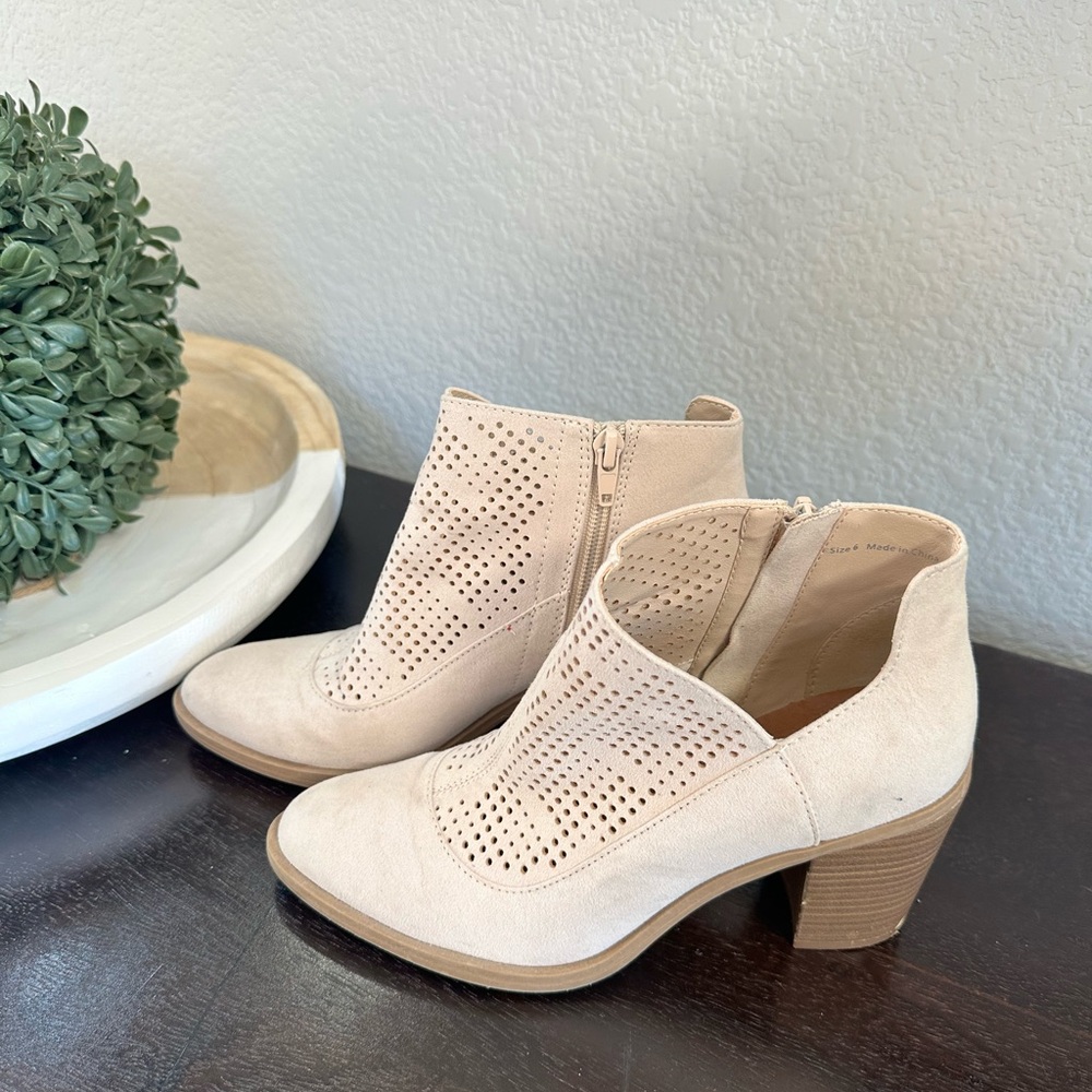 DV by Dolce Vita Sand Stella Suede Jet Perforated Ankle Boot 6 - Picture 3 of 5